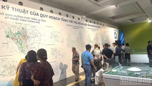 Người dân đi xem Quy hoạch 100 năm Thủ đô Hà Nội. (Ảnh: HNV)