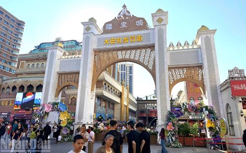 Dãy phố đi bộ với tổng chiều 2.000m, thu hút rất đông du khách. (Ảnh: HỮU HƯNG)