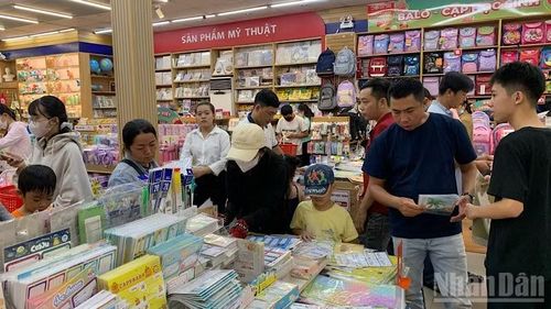 Phụ huynh học sinh chọn mua đồ dùng học tập tại một nhà sách trên địa bàn Cần Thơ. (Ảnh: THANH TÂM)