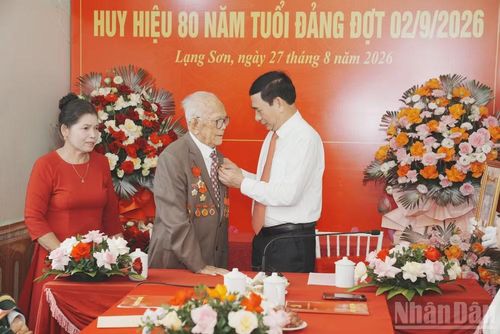 Đại tướng Phan Văn Giang, Ủy viên Bộ Chính trị, Phó Thủ tướng Chính phủ, Bộ trưởng Quốc phòng gắn Huy hiệu 80 năm tuổi Đảng cho đồng chí Hoàng Hai. (Ảnh: QUỐC ĐẠT)