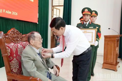 Đại tướng Phan Văn Giang, Ủy viên Bộ Chính trị, Phó Thủ tướng Chính phủ, Bộ trưởng Quốc phòng trao huy hiệu 80 năm tuổi Đảng cho đồng chí Hoàng Minh Khoa. (Ảnh: TRÍ DŨNG)