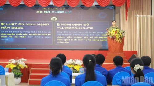 Công an tỉnh Tây Ninh tập huấn chuyên đề phòng, chống tội phạm, lừa đảo trên không gian mạng; giới thiệu một số ứng dụng trí tuệ nhân tạo (AI) của MobiFone. (Ảnh: THANH PHONG)