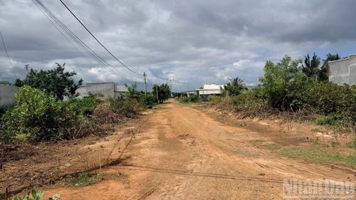 Dự án xây mới tuyến thoát nước, mặt đường bê-tông trong khu dân cư của xã Tuy Phong. (Ảnh: THANH HẢI)
