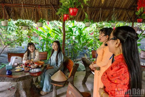  Đờn ca tài tử﻿ Nam Bộ là một phần không thể thiếu của du lịch Thới Sơn. Nhiều nhóm tài tử vẫn duy trì sinh hoạt đều đặn, biểu diễn phục vụ du khách. 