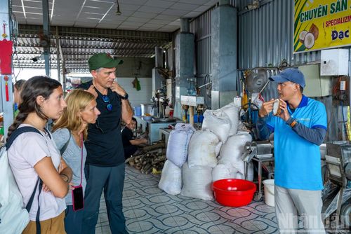 Sự gần gũi, thân thiện của người dân địa phương khi chia sẻ về công việc của họ khiến cho trải nghiệm của du khách trở nên đáng nhớ hơn.