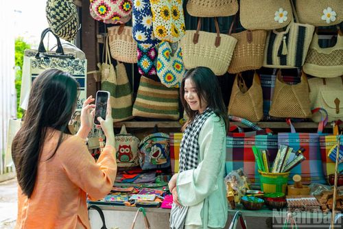Du khách có thể ghé thăm những người dân chăm chỉ ngồi bên hiên nhà đan lát thủ công với các sản phẩm từ tre, trúc như rổ, rá, giỏ xách.