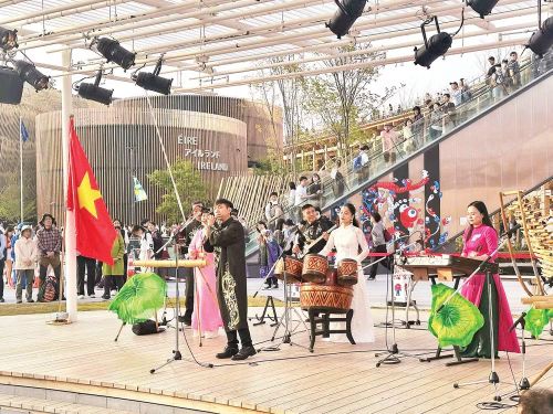 Các nghệ sĩ Việt Nam biểu diễn tại một sân khấu ngoài trời ở Expo 2025.. Ảnh: NVCC