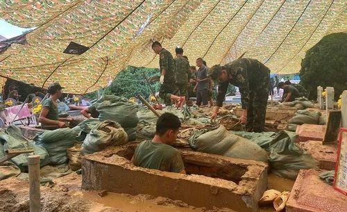 Nhiều phần mộ ở Nghĩa trang Liệt sĩ Độc Lập phải đào sâu gần 2m mới tìm được mẫu nhưng các chiến sĩ đều không quản ngại vất vả. (Ảnh: LÊ LAN)