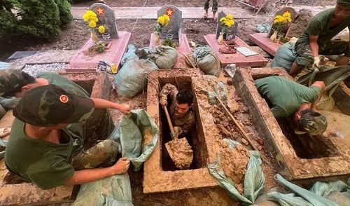 Việc bới đất để tìm mẫu tại các nghĩa trang liệt sĩ đòi hỏi nhiều công sức và sự tỉ mẩn nhưng cán bộ, chiến sĩ Bộ Chỉ huy quân sự tỉnh Điện Biên rất nỗ lực, trách nhiệm. (Ảnh: LÊ LAN)