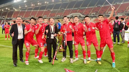 Các cầu thủ Hà Nội FC cùng lãnh đạo câu lạc bộ ăn mừng chức vô địch của đội tuyển Việt Nam.