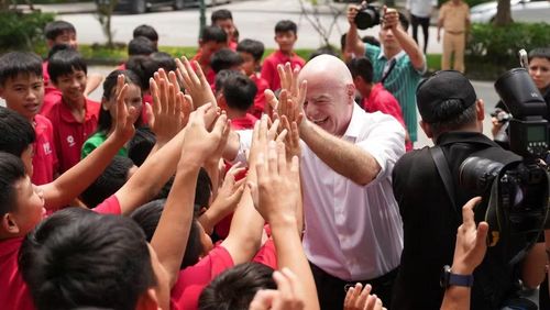 Các học viên Trung tâm PVF chào đón Chủ tịch FIFA Gianni Infantino. (Ảnh: Ban tổ chức)