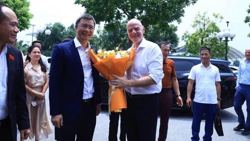 Chủ tịch FIFA Gianni Infantino tới thăm và làm việc tại Trung tâm đào tạo bóng đá PVF. (Ảnh: Ban tổ chức)
