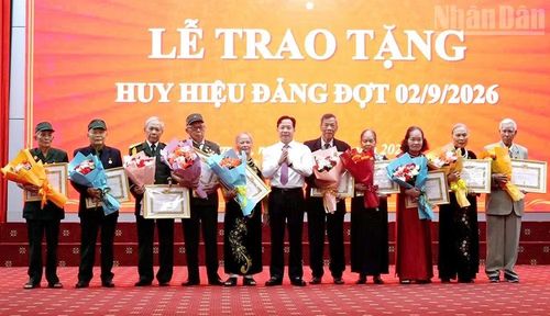 Đồng chí Hoàng Văn Nghiệm, Bí thư Tỉnh uỷ Sơn La trao tặng Huy hiệu Đảng đợt 2/9 cho các đảng viên thuộc các chi bộ của phường Tô Hiệu. (Ảnh: QUỐC TUẤN)