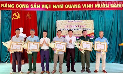 Trong đợt 2/9, Đảng bộ xã Gia Phù, tỉnh Sơn La đã trao tặng Huy hiệu Đảng cho 45 đảng viên tại các chi bộ bản. (Ảnh: VĂN THANH)