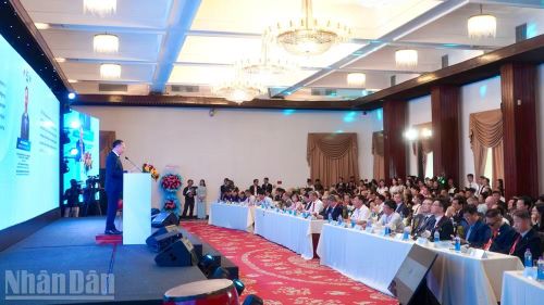 Các chuyên gia trình bày tại hội thảo khoa học.