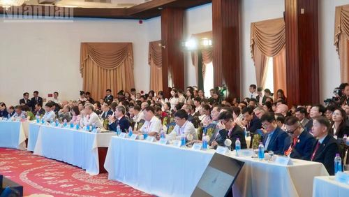 Đông đảo chuyên gia trong nước và quốc tế dự hội nghị khoa học.