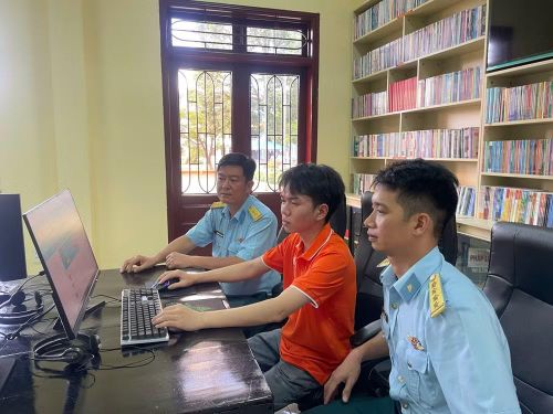 Cán bộ, chiến sĩ Trung đoàn 282 và sinh viên Trường cao đẳng FPT Polytechnic Đà Nẵng nghiên cứu, sáng tạo phần mềm.