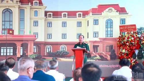 Thiếu tướng Nguyễn Văn Ngành, Chỉ huy trưởng Bộ Chỉ huy quân sự tỉnh Cà Mau (đứng) phát biểu giao nhiệm vụ và phát động thi công tại Lễ khởi công xây dựng trụ sở mới. (Ảnh: HỮU TÙNG)