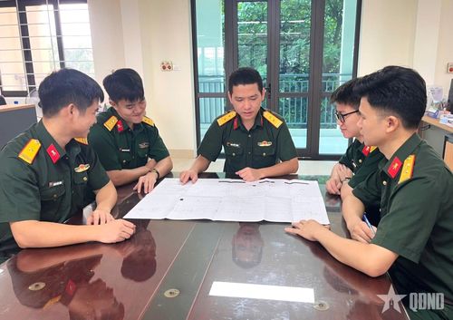 Cán bộ Phòng Kỹ thuật - Công nghệ, Nhà máy Z125 trao đổi nghiệp vụ. Ảnh: ĐỨC TRUNG