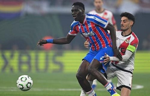  Ismaila Sarr (bên trái) lọt vào tầm ngắm của Liverpool. Ảnh: Getty  
