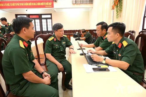 Các thành viên đoàn công tác trao đổi, làm rõ một số nội dung liên quan trong thực hiện nhiệm vụ tại Bộ CHQS tỉnh Đồng Tháp.