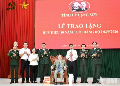 Các đại biểu chúc mừng đồng chí Hoàng Minh Khoa nhận Huy hiệu 80 năm tuổi Đảng.