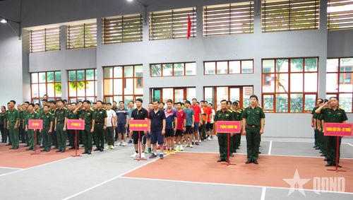 Cán bộ, chiến sĩ và vận động viên tham dự khai mạc.