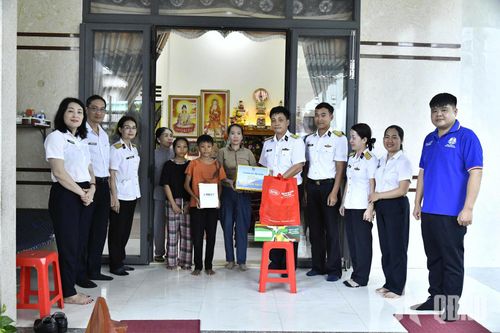 Đoàn công tác Lữ đoàn 167, Vùng 2 Hải quân tặng quà các cháu là con ngư dân có hoàn cảnh khó khăn. 