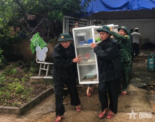  Cán bộ, chiến sĩ Đồn Biên phòng Hạnh Dịch (Ban chỉ huy Bộ đội Biên phòng tỉnh Nghệ An) hỗ trợ người dân di dời tài sản đến nơi an toàn. Ảnh: LÊ THẠCH 