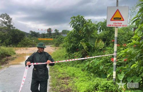  Bộ đội Biên phòng tỉnh Nghệ An lập rào chắn cảnh báo người và phương tiện không di chuyển qua khu vực cầu tràn nguy hiểm. Ảnh: LÊ THẠCH