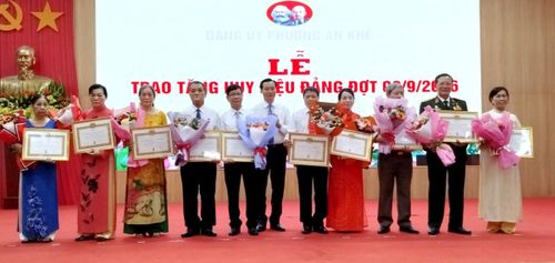 Các đồng chí trong Thường trực Đảng ủy phường An Khê trao Huy hiệu Đảng cho các đảng viên đủ tiêu chuẩn.