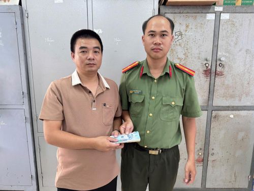 Hai cháu Phúc, Đạt và anh Nguyên giao nộp tài sản nhặt được cho Công an phường An Hải.