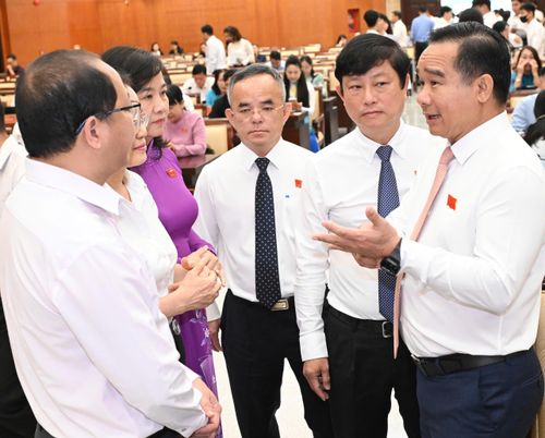 Các đại biểu trao đổi tại kỳ họp. Ảnh: VIỆT DŨNG