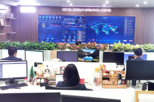  Tại Trung tâm Giám sát không gian mạng Viettel, mọi diễn biến an toàn thông tin được theo dõi theo thời gian thực. Ảnh: KIM THANH 
