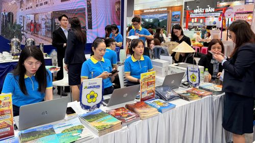  Khách hàng tìm hiểu các sản phẩm du lịch tại gian hàng Saigontourist . Ảnh: GIA HÂN 