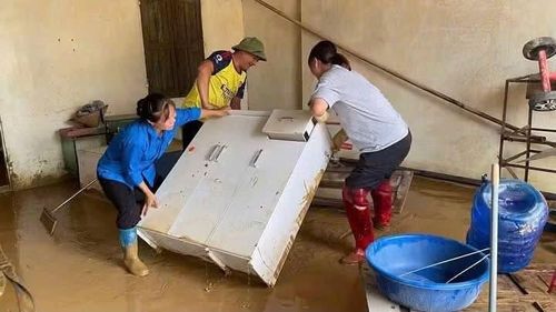 Đoàn viên thanh niên xã Thất Khê (tỉnh Lạng Sơn) hỗ trợ dọn dẹp nhà cửa để người dân trở về nhà sau đợt lũ. Ảnh: ĐOÀN THANH NIÊN XÃ THẤT KHÊ