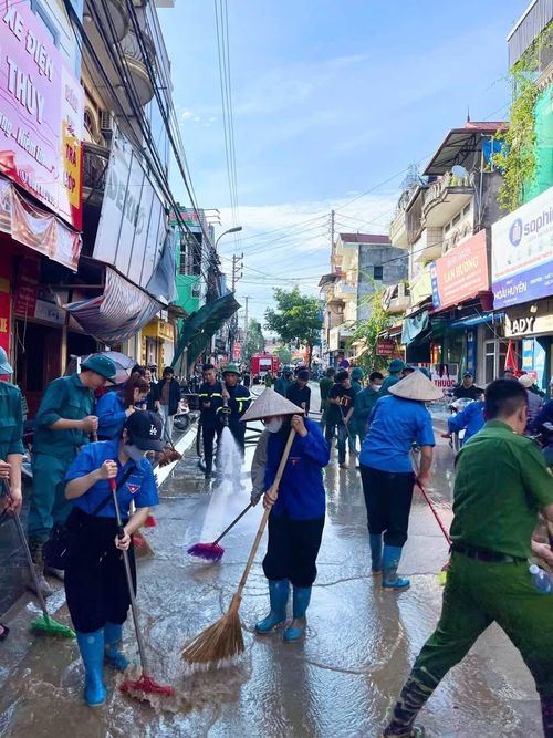 Chung tay xử lý bùn đất, khôi phục cơ sở hạ tầng sau đợt lũ. Ảnh: ĐOÀN THANH NIÊN XÃ THẤT KHÊ