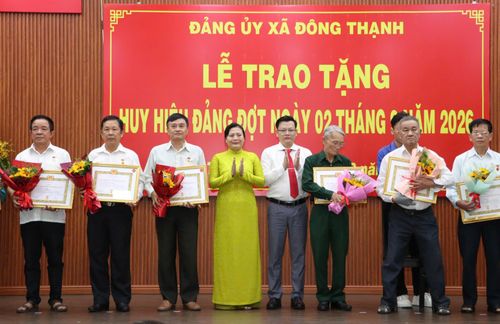 Lãnh đạo xã Đông Thạnh trao Huy hiệu Đảng đến đảng viên