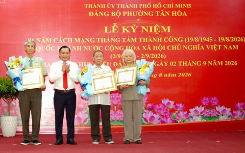 Bí thư Đảng ủy phường Tân Hòa Đoàn Văn Đồng trao Huy hiệu Đảng đến các đảng viên