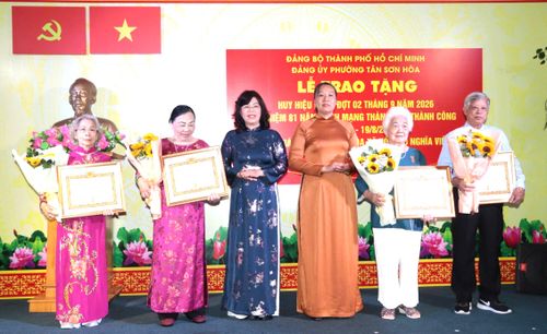 Bí thư Đảng ủy phường Tân Sơn Hòa Trương Lê Mỹ Ngọc và Phó Bí thư Thường trực Đảng ủy phường Tân Sơn Hòa Nguyễn Thị Tuyết Lệ Sương trao Huy hiệu Đảng đến các đảng viên