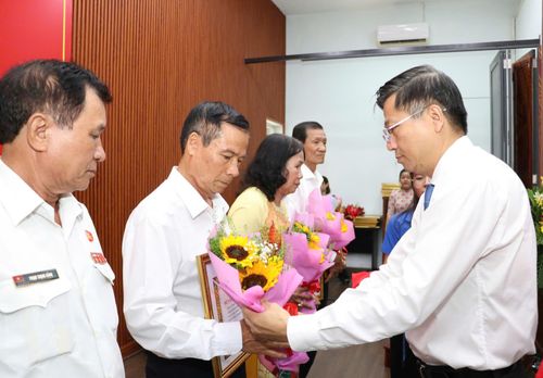 Đồng chí Trần Văn Tuấn trao Huy hiệu Đảng đến đảng viên xã Đông Thạnh
