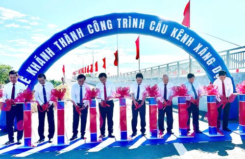  Nghi thức cắt băng khánh thành chiếc cầu Kênh Xáng Dọc. Ảnh: THANH HIỀN 