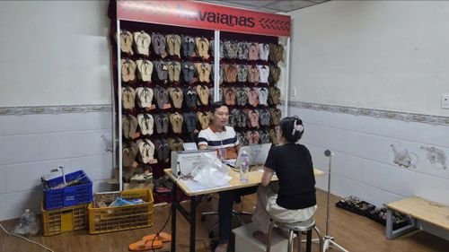  Công an phát hiện hai vợ chồng Hiển bán dép giả nhãn hiệu Havaianas trên mạng. Ảnh: CA 