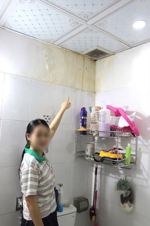  Tình trạng rò rỉ nước từ hệ thống đường ống của các tầng trên kéo dài nhiều tháng nhưng đến nay vẫn chưa được xử lý. Ảnh: QUANG VŨ 
