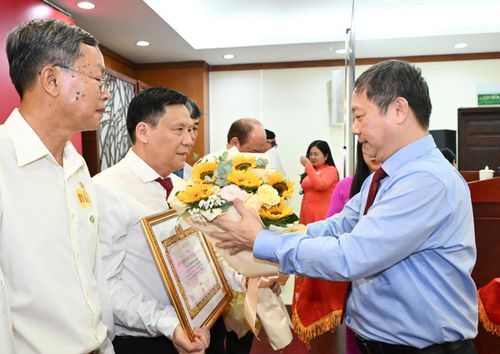 Trưởng Ban Tuyên giáo và Dân vận Thành ủy TPHCM Dương Anh Đức trao Huy hiệu Đảng đến đảng viên Nguyễn Ngọc Anh (sinh hoạt tại Đảng bộ Báo Sài Gòn Giải Phóng). Ảnh: VIỆT DŨNG