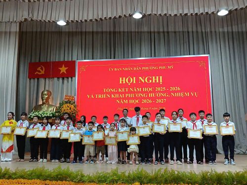  UBND phường Phú Mỹ khen thưởng học sinh có thành tích xuất sắc trong năm học 2025-2026. 