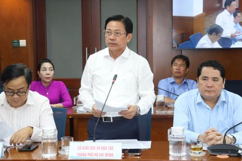  Phó Giám đốc Sở GD-ĐT TPHCM Nguyễn Văn Phong thông tin tại họp báo 
