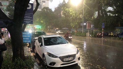  Trung tâm Hà Nội mưa to, trời tối sầm. Ảnh: PHÚC HẬU 