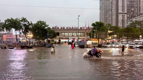  Nước ngập trước cổng Bến xe Mỹ Đình (đường Phạm Hùng, TP Hà Nội). Ảnh: TIẾN ĐẠT 