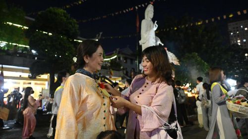 Bông hồng cài áo được tổ chức ở chùa Vĩnh Nghiêm. Ảnh: MẠNH THẮNG